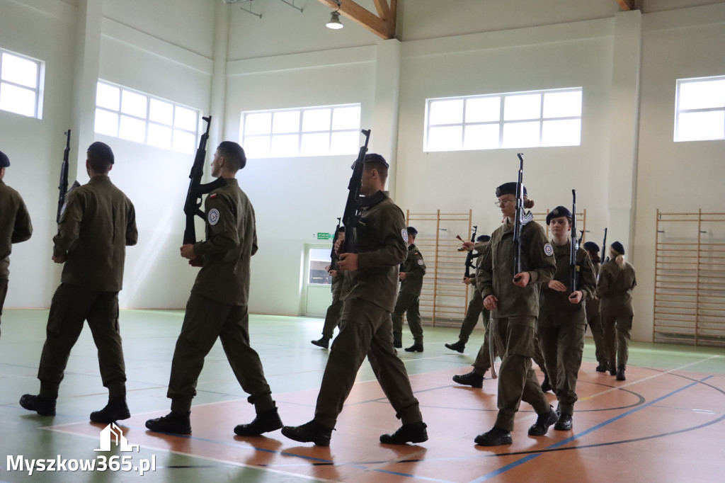 Fotorelacja: Pokaz Musztry Paradnej w wykonaniu uczniów Kwiatkowskiego w Myszkowie