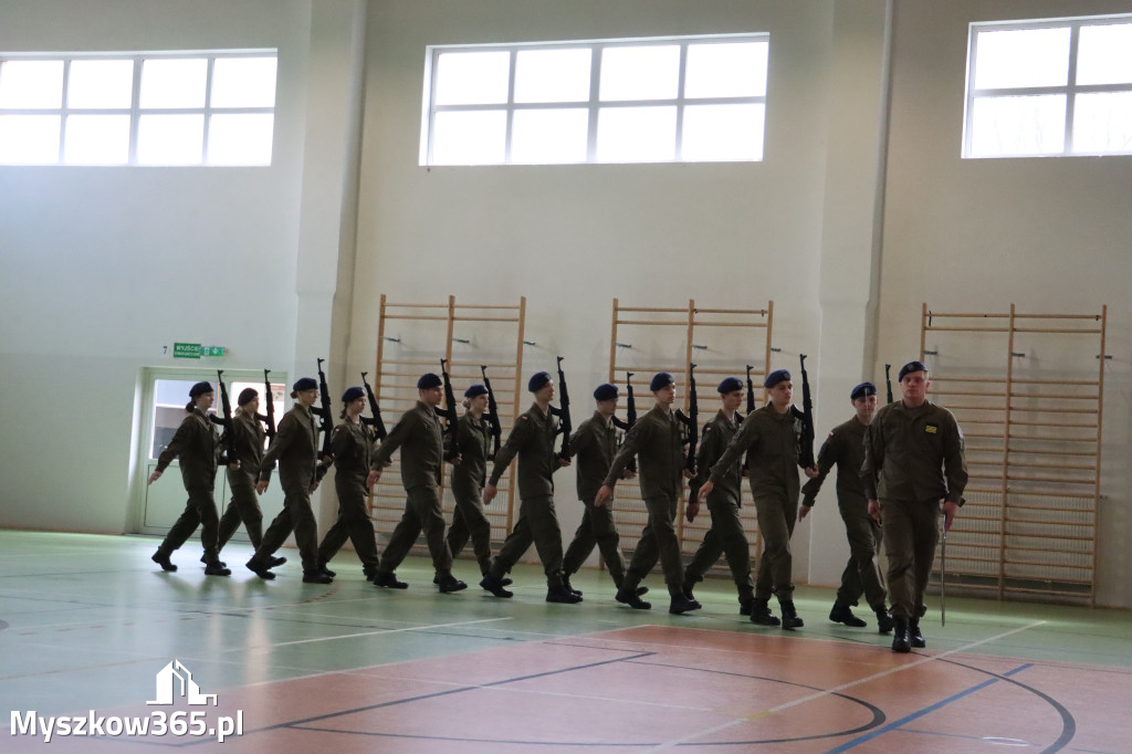Fotorelacja: Pokaz Musztry Paradnej w wykonaniu uczniów Kwiatkowskiego w Myszkowie