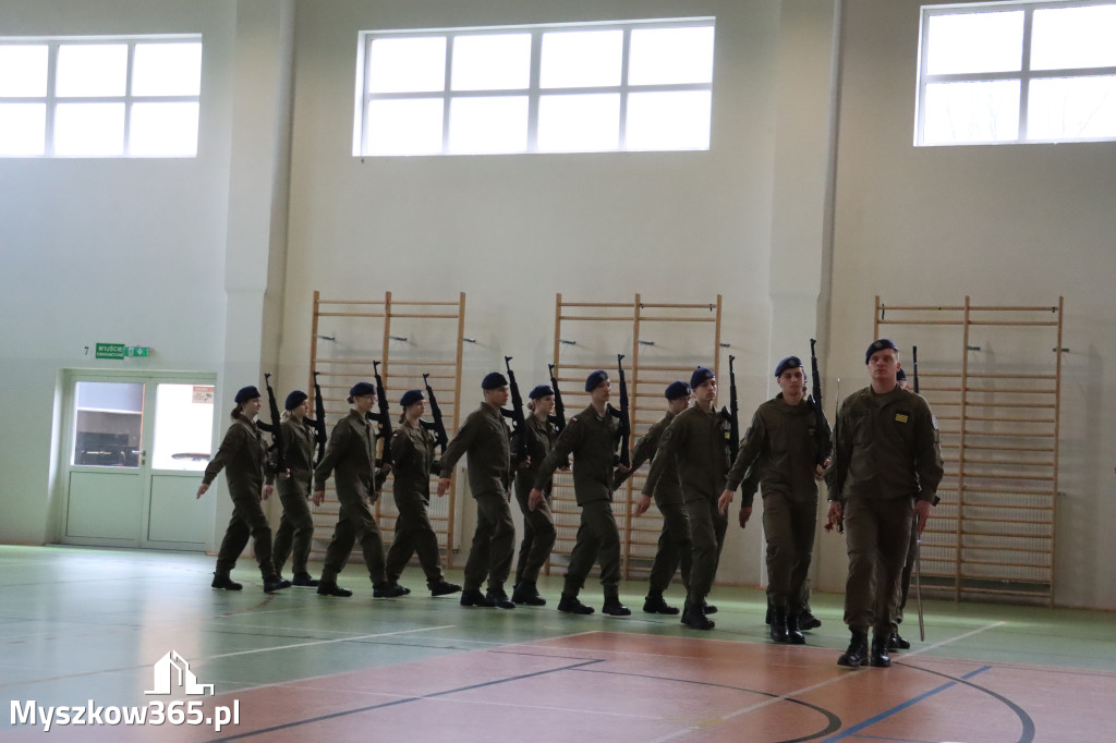 Fotorelacja: Pokaz Musztry Paradnej w wykonaniu uczniów Kwiatkowskiego w Myszkowie