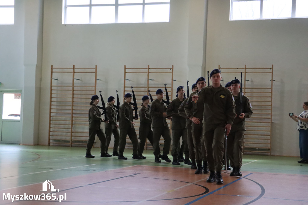 Fotorelacja: Pokaz Musztry Paradnej w wykonaniu uczniów Kwiatkowskiego w Myszkowie