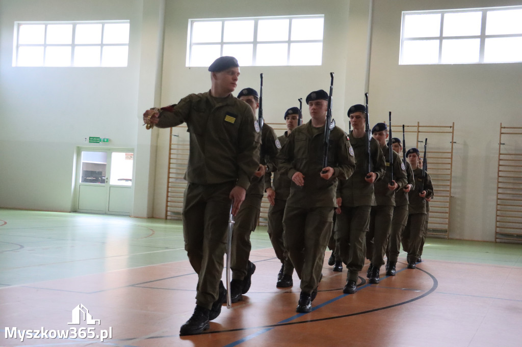 Fotorelacja: Pokaz Musztry Paradnej w wykonaniu uczniów Kwiatkowskiego w Myszkowie