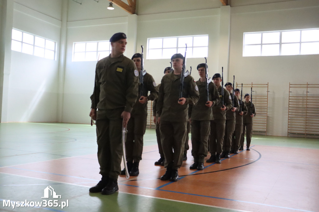Fotorelacja: Pokaz Musztry Paradnej w wykonaniu uczniów Kwiatkowskiego w Myszkowie