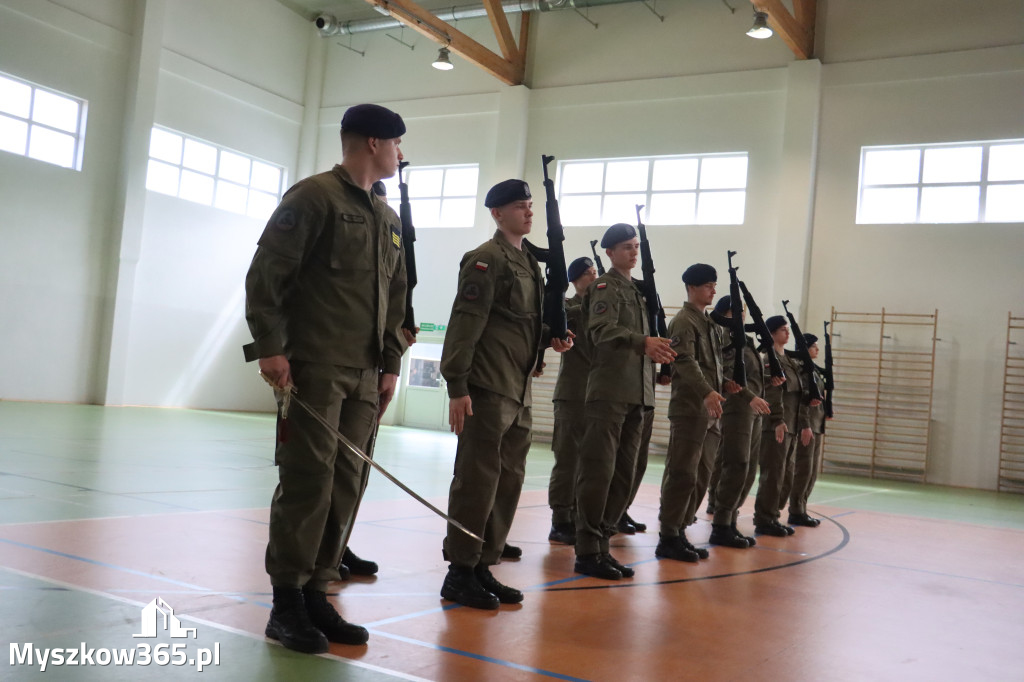Fotorelacja: Pokaz Musztry Paradnej w wykonaniu uczniów Kwiatkowskiego w Myszkowie