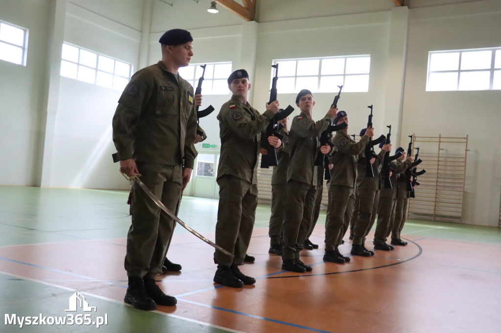 Fotorelacja: Pokaz Musztry Paradnej w wykonaniu uczniów Kwiatkowskiego w Myszkowie