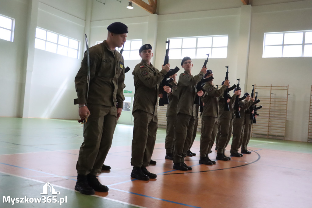 Fotorelacja: Pokaz Musztry Paradnej w wykonaniu uczniów Kwiatkowskiego w Myszkowie