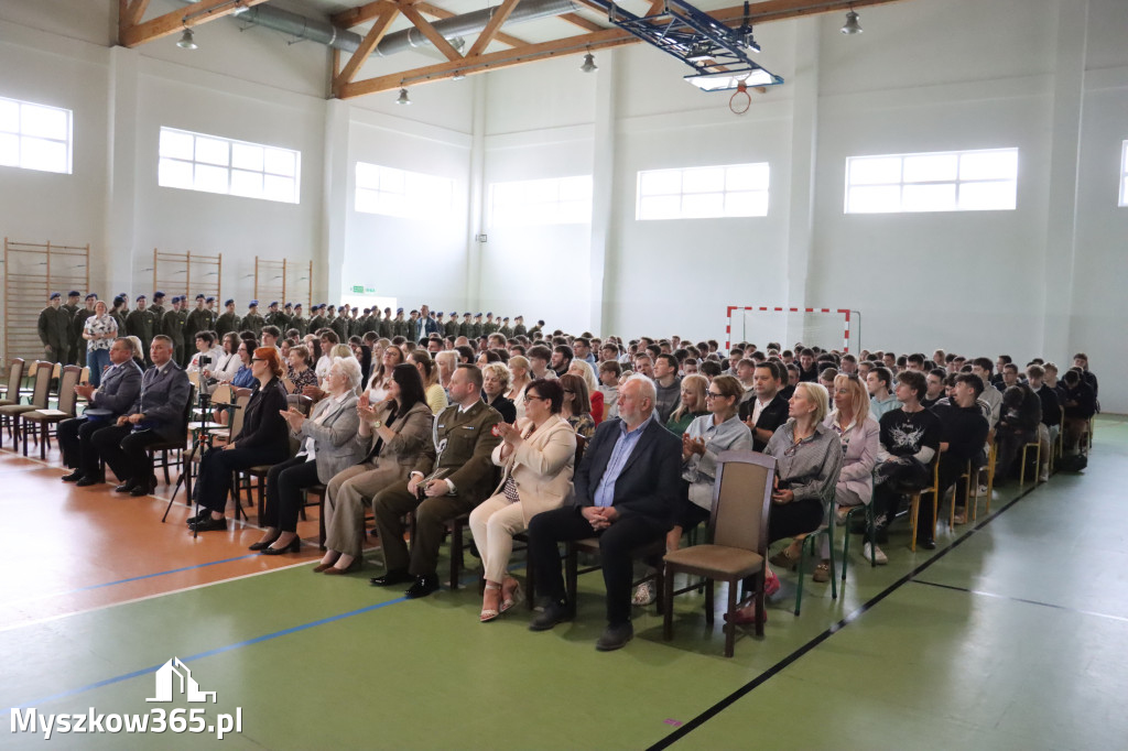 Fotorelacja: Pokaz Musztry Paradnej w wykonaniu uczniów Kwiatkowskiego w Myszkowie