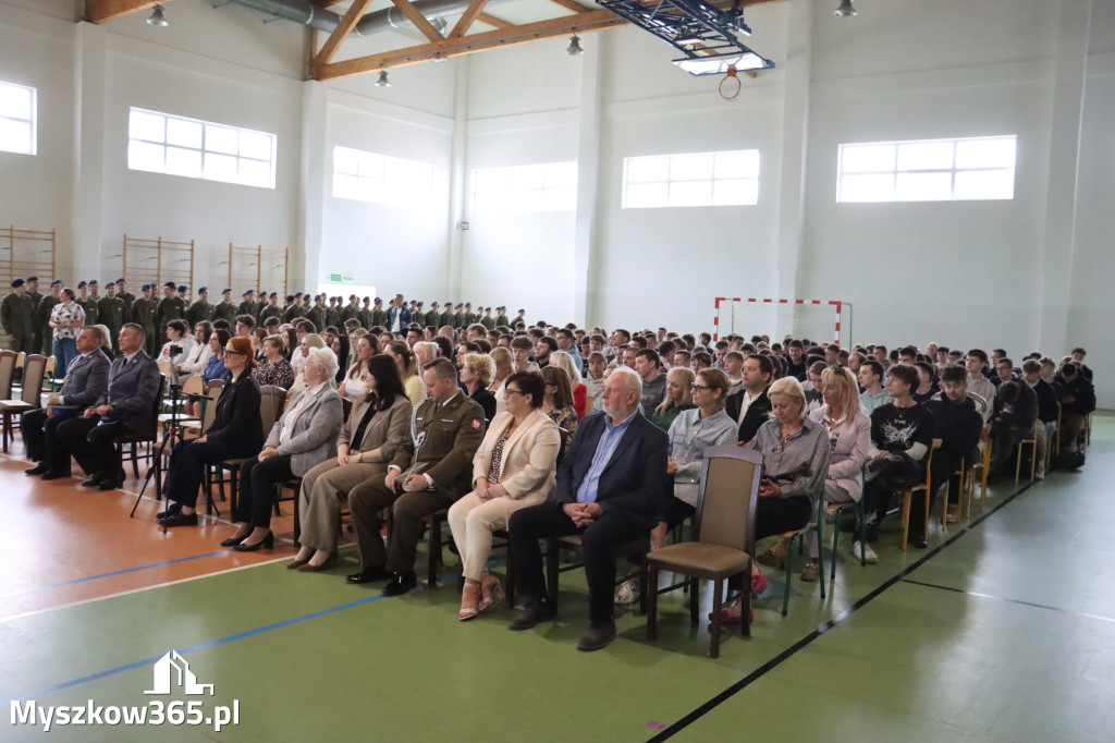 Fotorelacja: Pokaz Musztry Paradnej w wykonaniu uczniów Kwiatkowskiego w Myszkowie