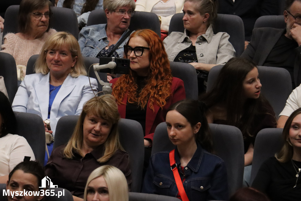 Fotorelacja I: Premiera charytatywnego przedstawienia „Proszę zachować powagę” w Myszkowie