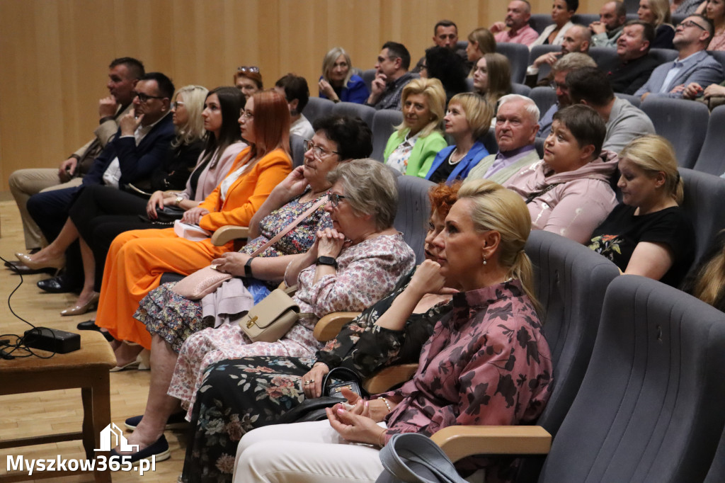 Fotorelacja I: Premiera charytatywnego przedstawienia „Proszę zachować powagę” w Myszkowie