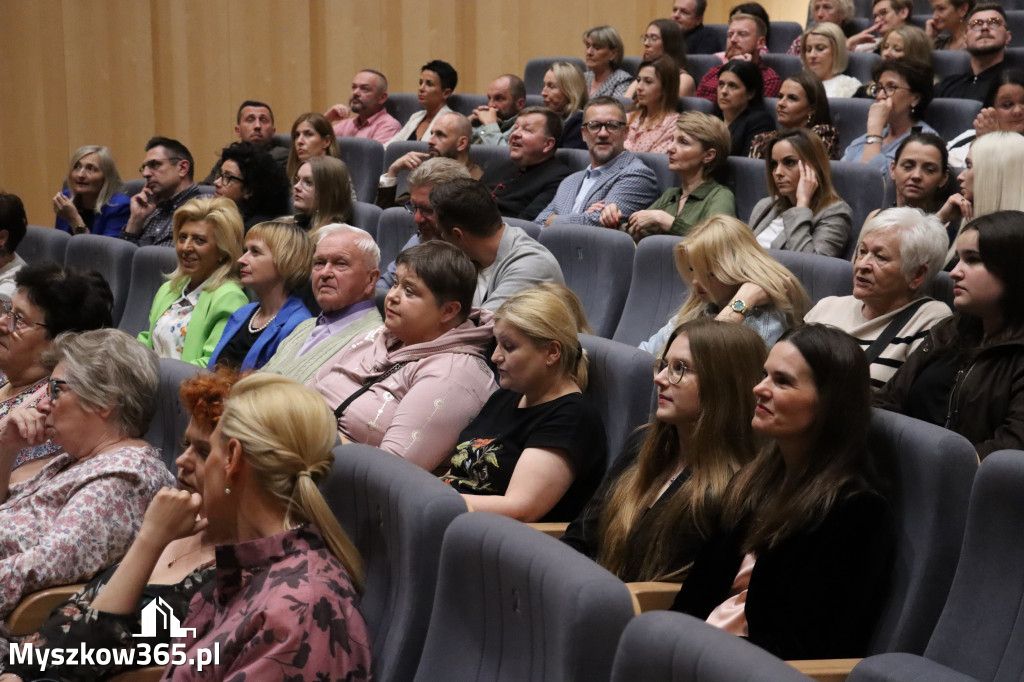 Fotorelacja I: Premiera charytatywnego przedstawienia „Proszę zachować powagę” w Myszkowie