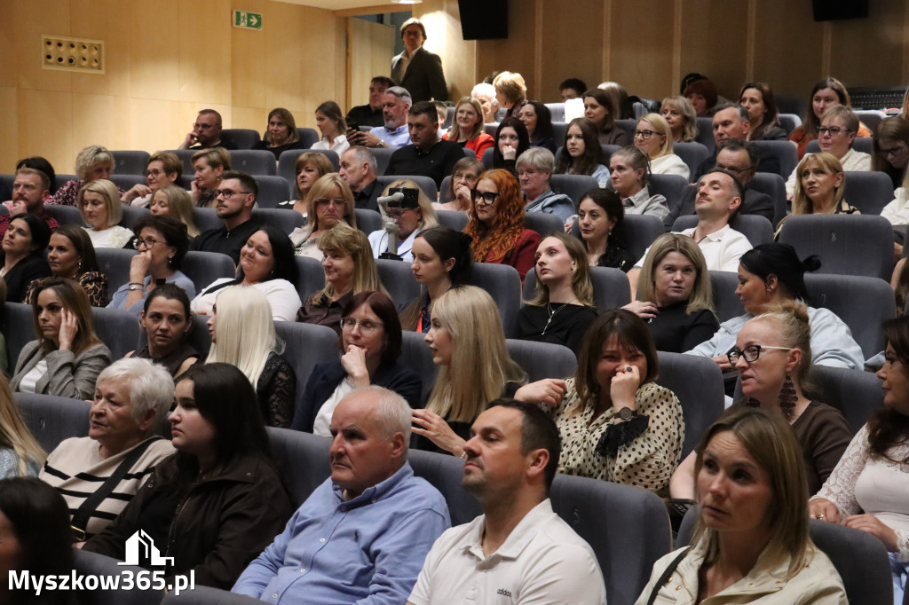 Fotorelacja I: Premiera charytatywnego przedstawienia „Proszę zachować powagę” w Myszkowie