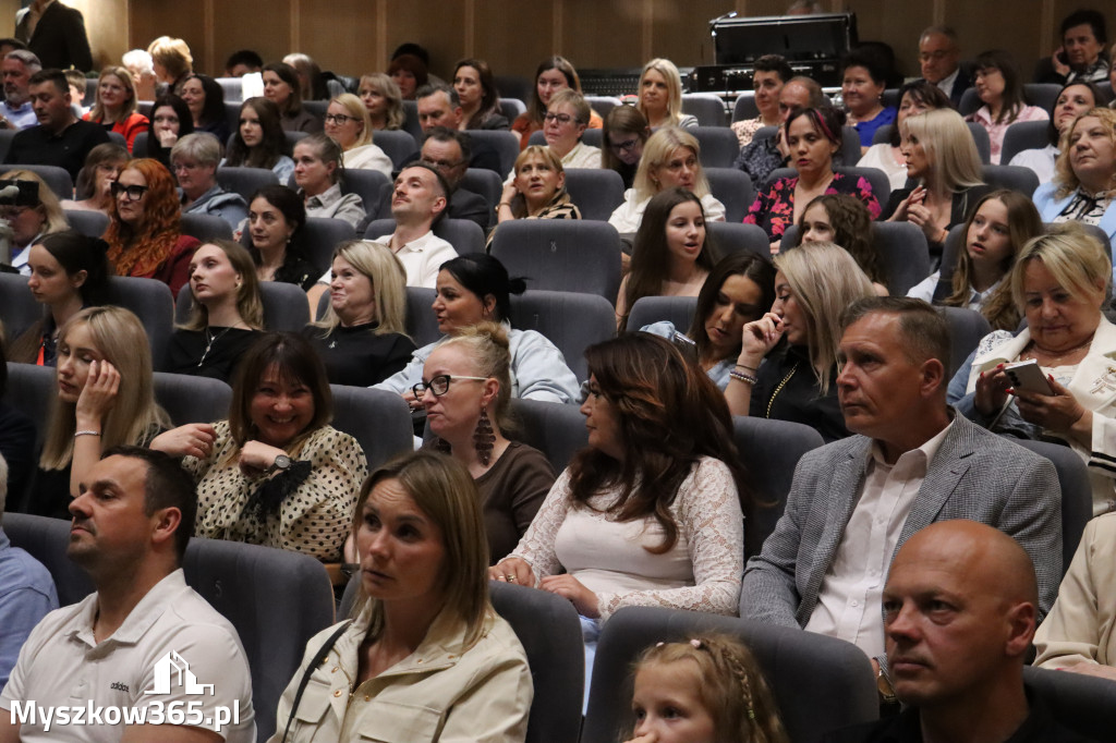 Fotorelacja I: Premiera charytatywnego przedstawienia „Proszę zachować powagę” w Myszkowie