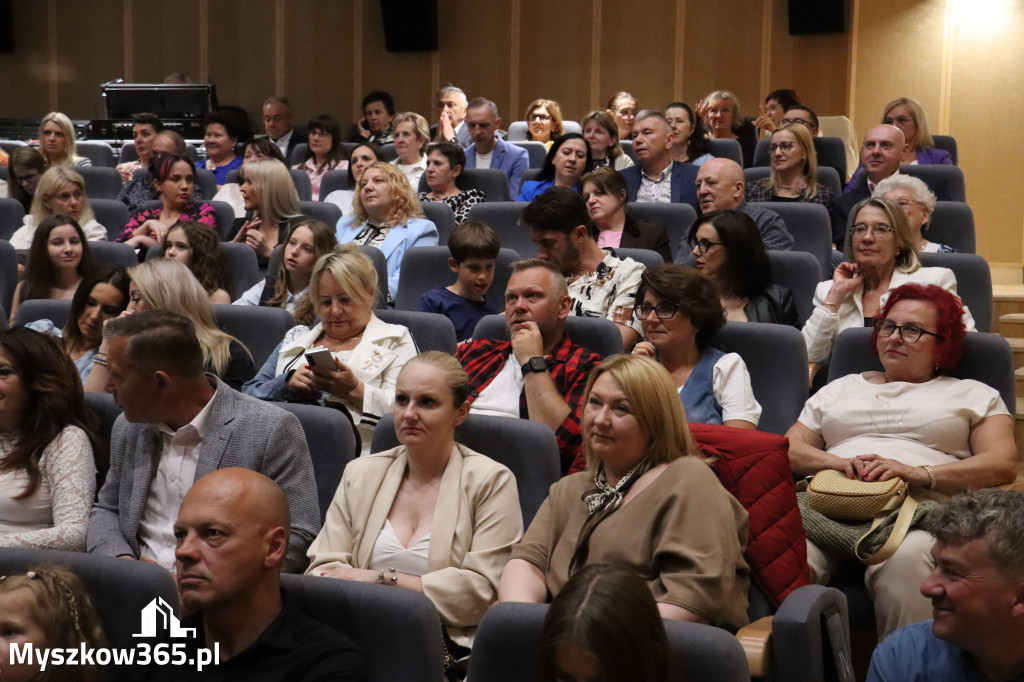 Fotorelacja I: Premiera charytatywnego przedstawienia „Proszę zachować powagę” w Myszkowie