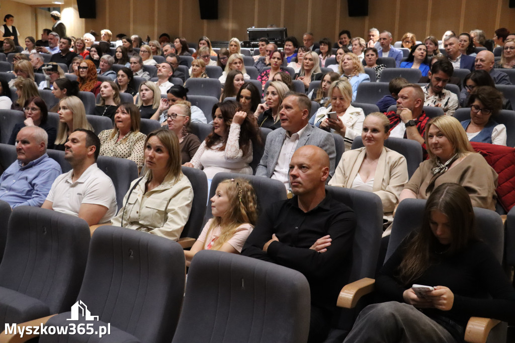 Fotorelacja I: Premiera charytatywnego przedstawienia „Proszę zachować powagę” w Myszkowie