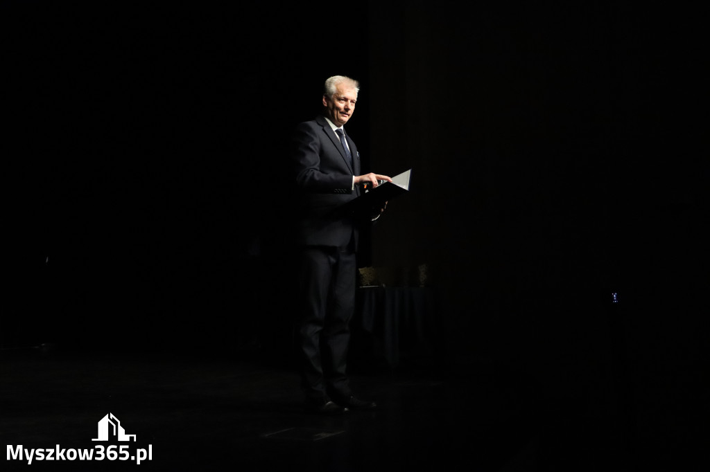 Fotorelacja I: Premiera charytatywnego przedstawienia „Proszę zachować powagę” w Myszkowie