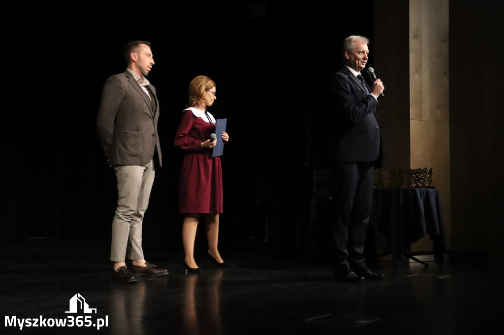 Fotorelacja I: Premiera charytatywnego przedstawienia „Proszę zachować powagę” w Myszkowie
