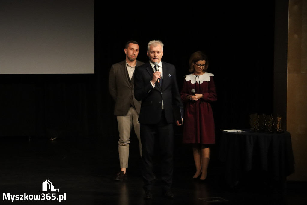 Fotorelacja I: Premiera charytatywnego przedstawienia „Proszę zachować powagę” w Myszkowie