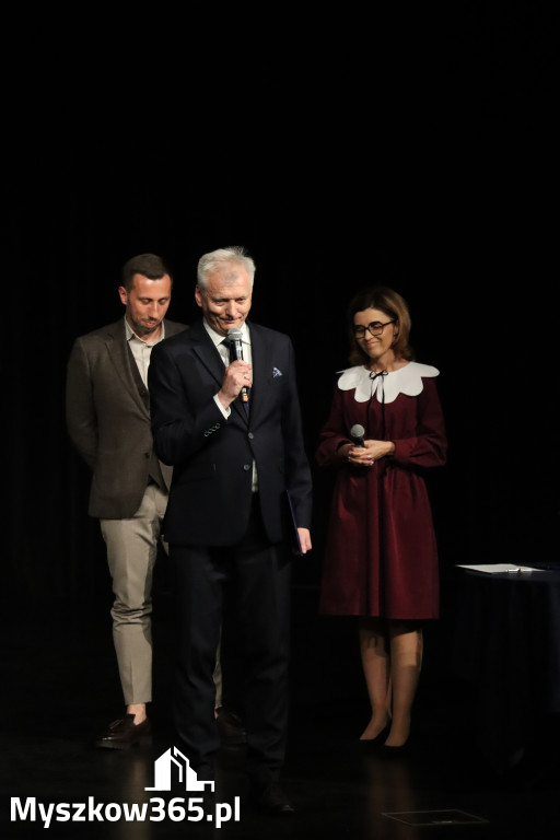 Fotorelacja I: Premiera charytatywnego przedstawienia „Proszę zachować powagę” w Myszkowie