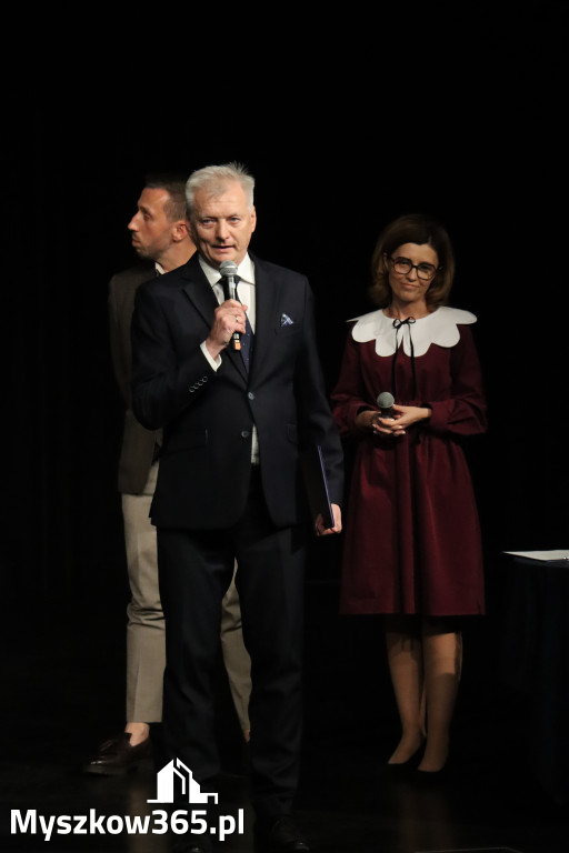Fotorelacja I: Premiera charytatywnego przedstawienia „Proszę zachować powagę” w Myszkowie