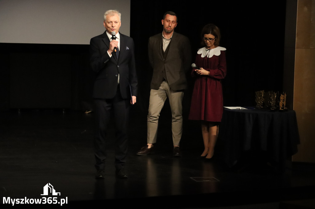 Fotorelacja I: Premiera charytatywnego przedstawienia „Proszę zachować powagę” w Myszkowie