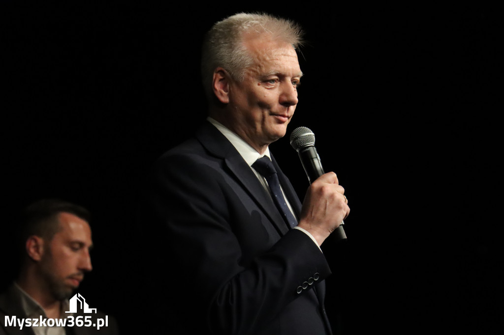 Fotorelacja I: Premiera charytatywnego przedstawienia „Proszę zachować powagę” w Myszkowie