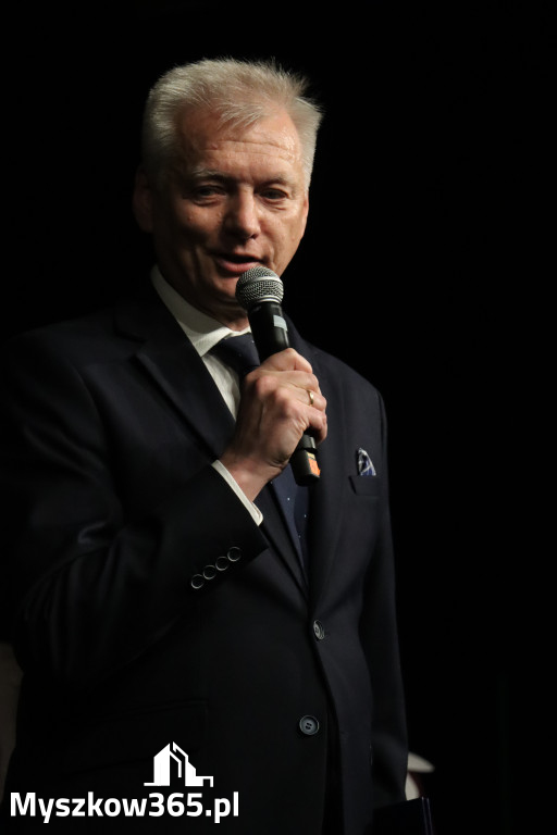 Fotorelacja I: Premiera charytatywnego przedstawienia „Proszę zachować powagę” w Myszkowie