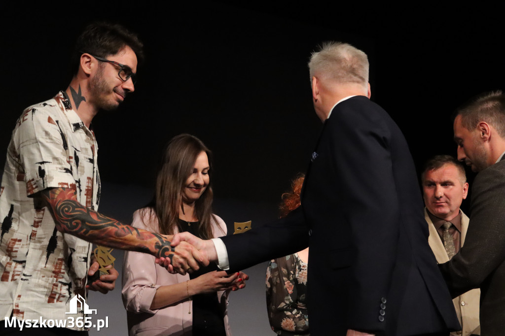 Fotorelacja I: Premiera charytatywnego przedstawienia „Proszę zachować powagę” w Myszkowie