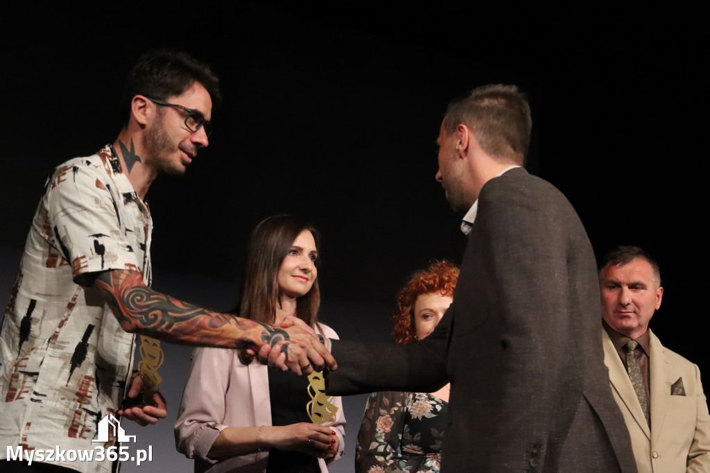 Fotorelacja I: Premiera charytatywnego przedstawienia „Proszę zachować powagę” w Myszkowie