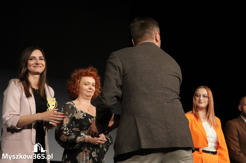 Fotorelacja I: Premiera charytatywnego przedstawienia „Proszę zachować powagę” w Myszkowie
