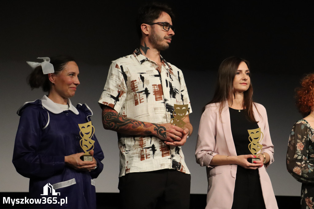 Fotorelacja I: Premiera charytatywnego przedstawienia „Proszę zachować powagę” w Myszkowie