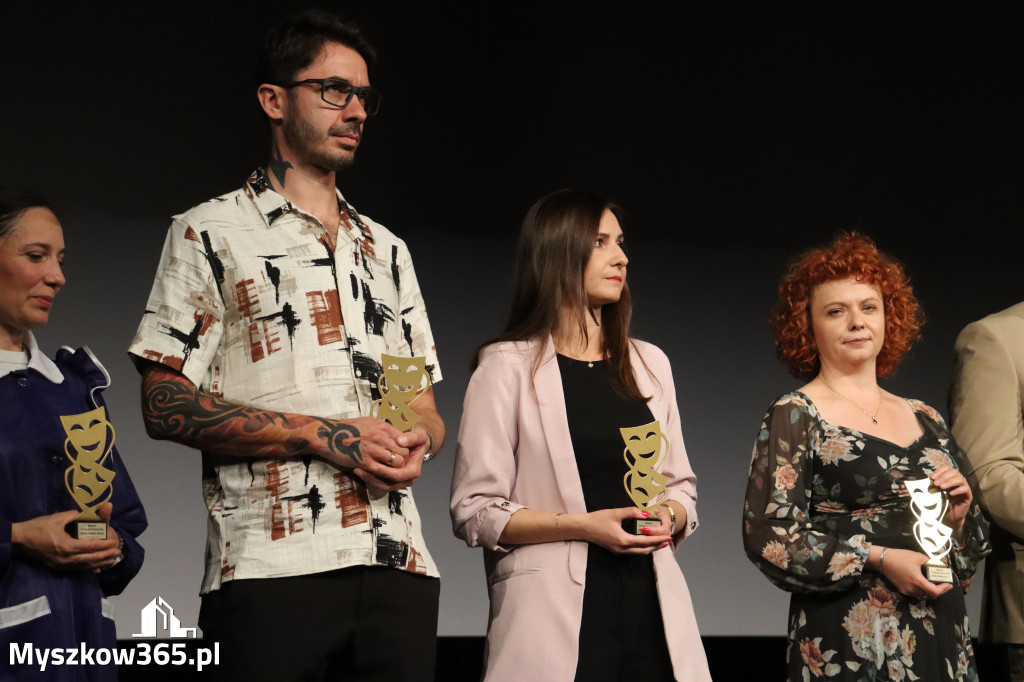 Fotorelacja I: Premiera charytatywnego przedstawienia „Proszę zachować powagę” w Myszkowie