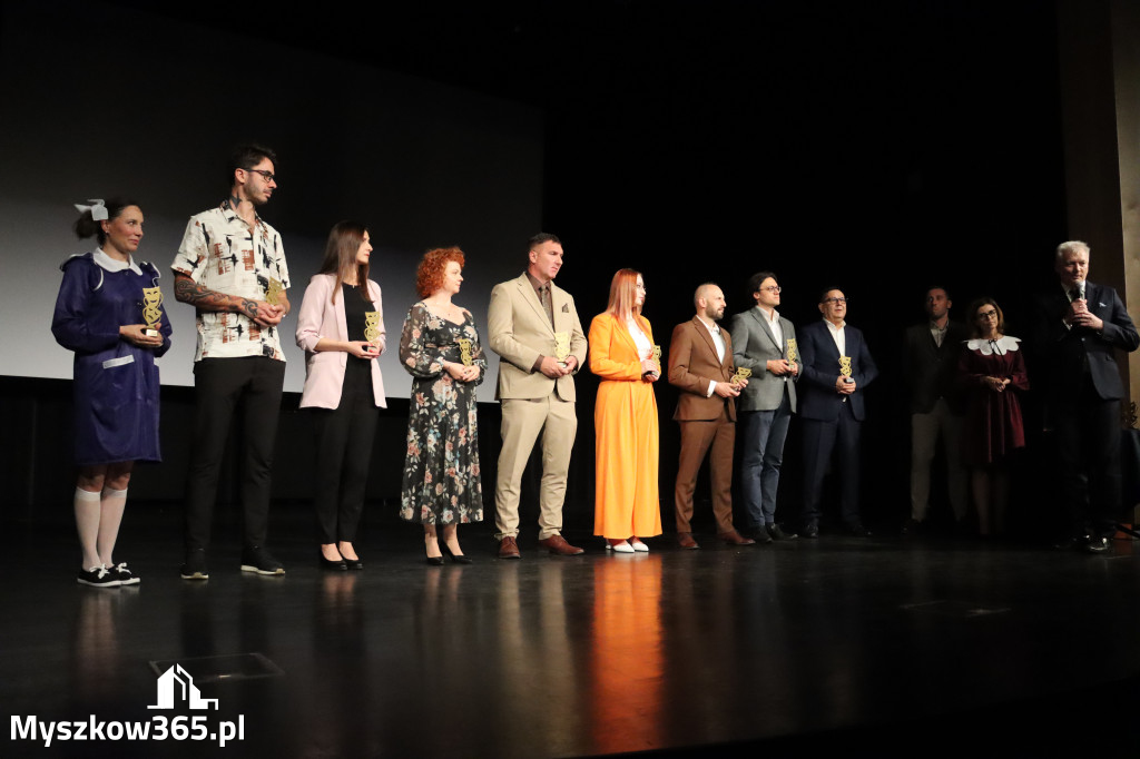 Fotorelacja I: Premiera charytatywnego przedstawienia „Proszę zachować powagę” w Myszkowie