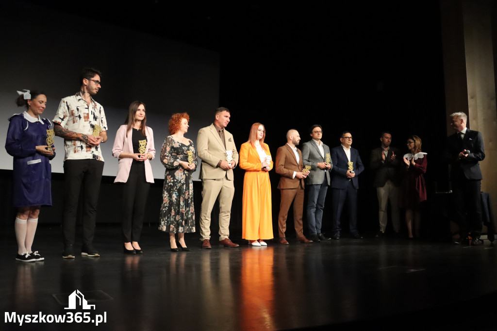 Fotorelacja I: Premiera charytatywnego przedstawienia „Proszę zachować powagę” w Myszkowie