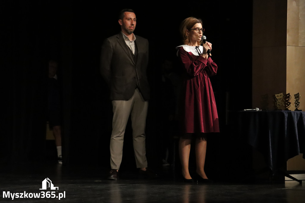 Fotorelacja I: Premiera charytatywnego przedstawienia „Proszę zachować powagę” w Myszkowie