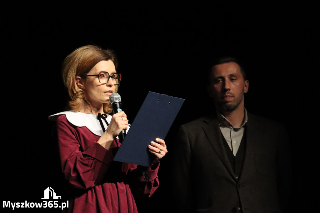 Fotorelacja I: Premiera charytatywnego przedstawienia „Proszę zachować powagę” w Myszkowie