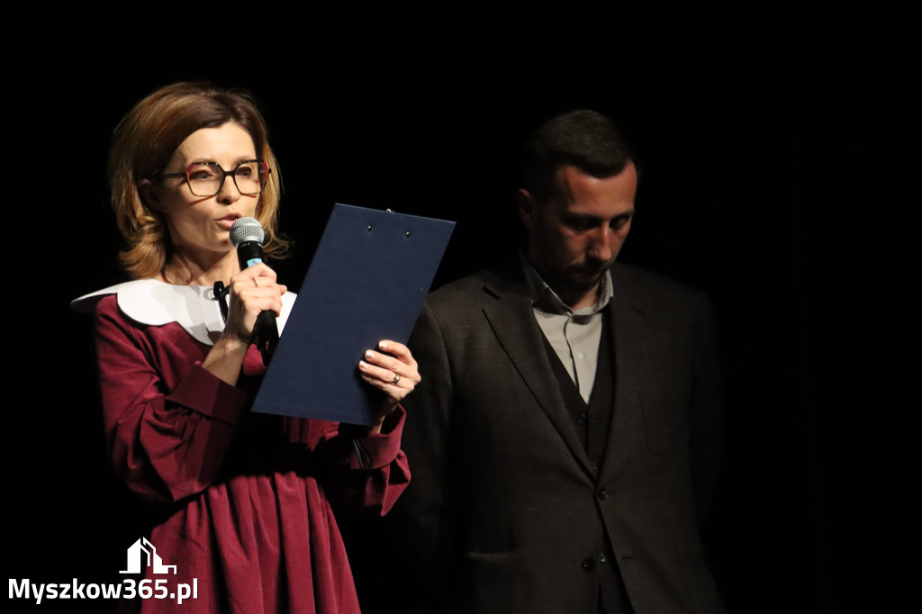 Fotorelacja I: Premiera charytatywnego przedstawienia „Proszę zachować powagę” w Myszkowie