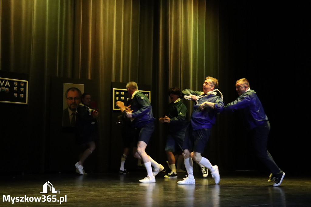 Fotorelacja I: Premiera charytatywnego przedstawienia „Proszę zachować powagę” w Myszkowie