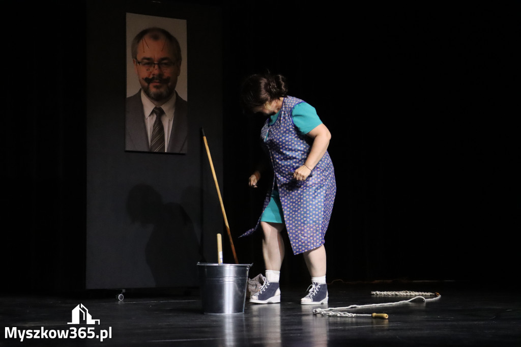 Fotorelacja I: Premiera charytatywnego przedstawienia „Proszę zachować powagę” w Myszkowie