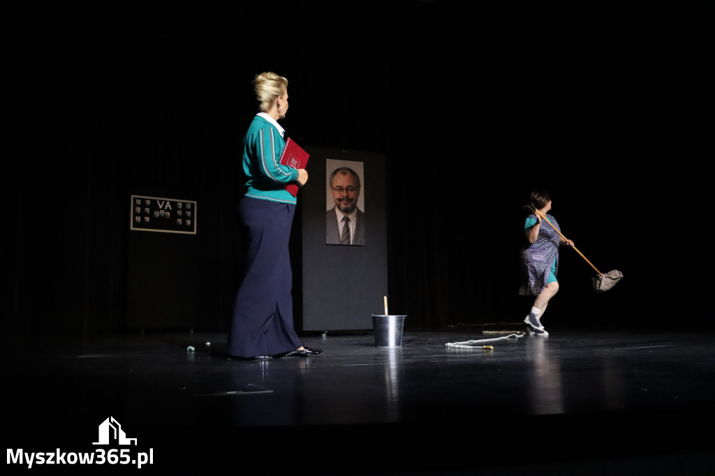 Fotorelacja I: Premiera charytatywnego przedstawienia „Proszę zachować powagę” w Myszkowie