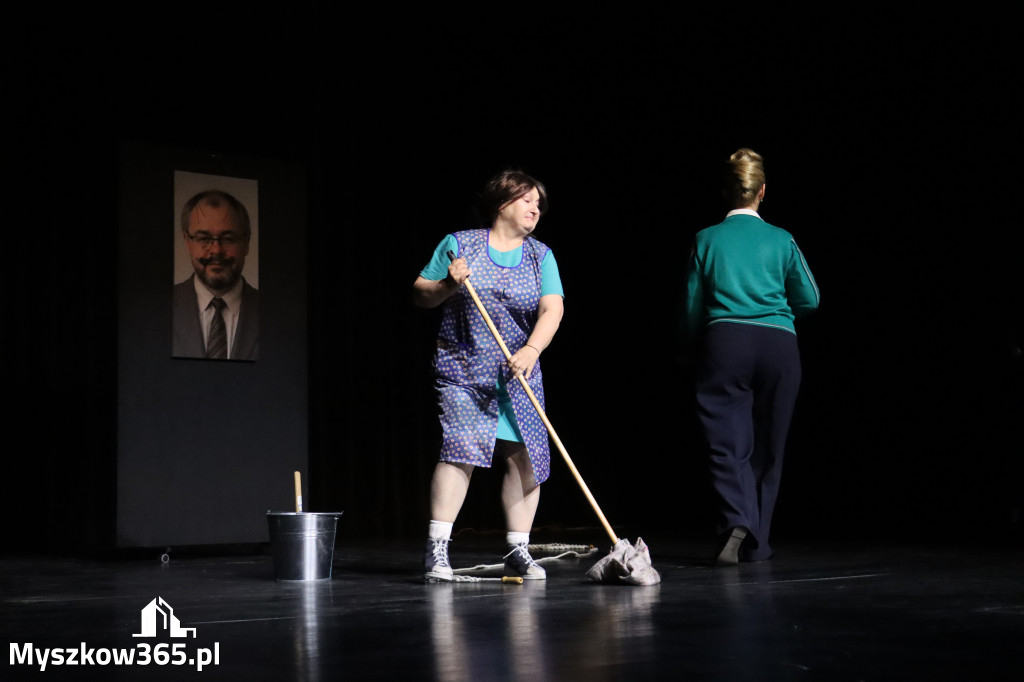Fotorelacja I: Premiera charytatywnego przedstawienia „Proszę zachować powagę” w Myszkowie