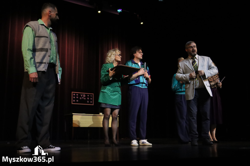 Fotorelacja I: Premiera charytatywnego przedstawienia „Proszę zachować powagę” w Myszkowie