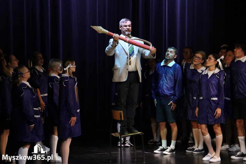 Fotorelacja I: Premiera charytatywnego przedstawienia „Proszę zachować powagę” w Myszkowie