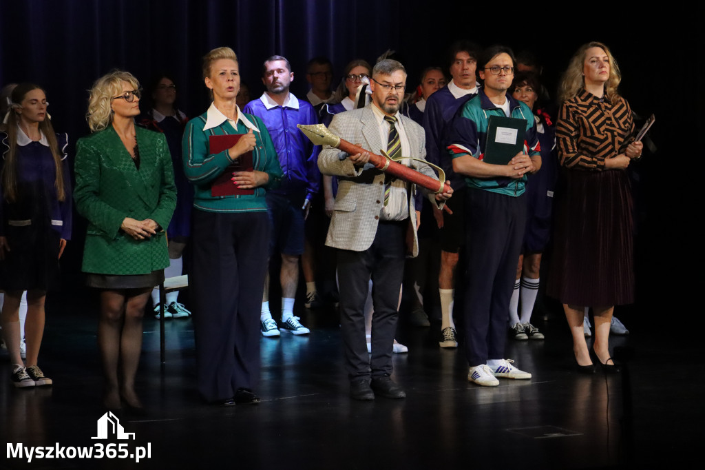 Fotorelacja I: Premiera charytatywnego przedstawienia „Proszę zachować powagę” w Myszkowie