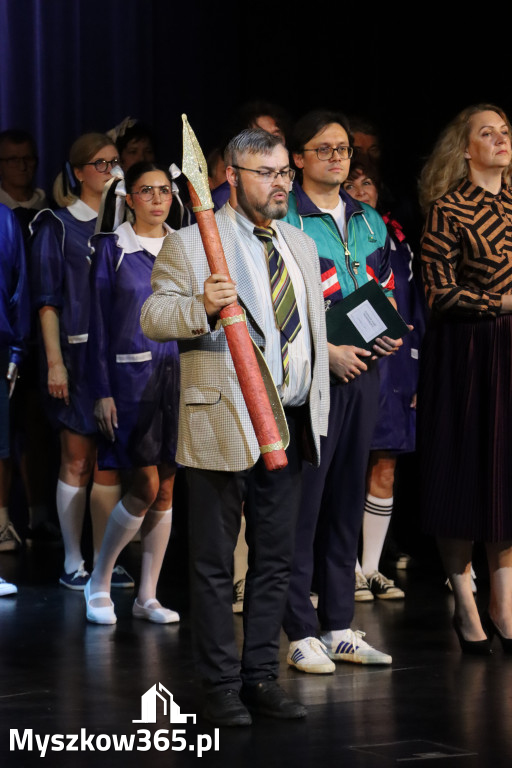 Fotorelacja I: Premiera charytatywnego przedstawienia „Proszę zachować powagę” w Myszkowie