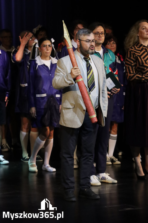 Fotorelacja I: Premiera charytatywnego przedstawienia „Proszę zachować powagę” w Myszkowie