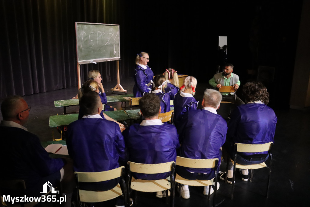 Fotorelacja I: Premiera charytatywnego przedstawienia „Proszę zachować powagę” w Myszkowie