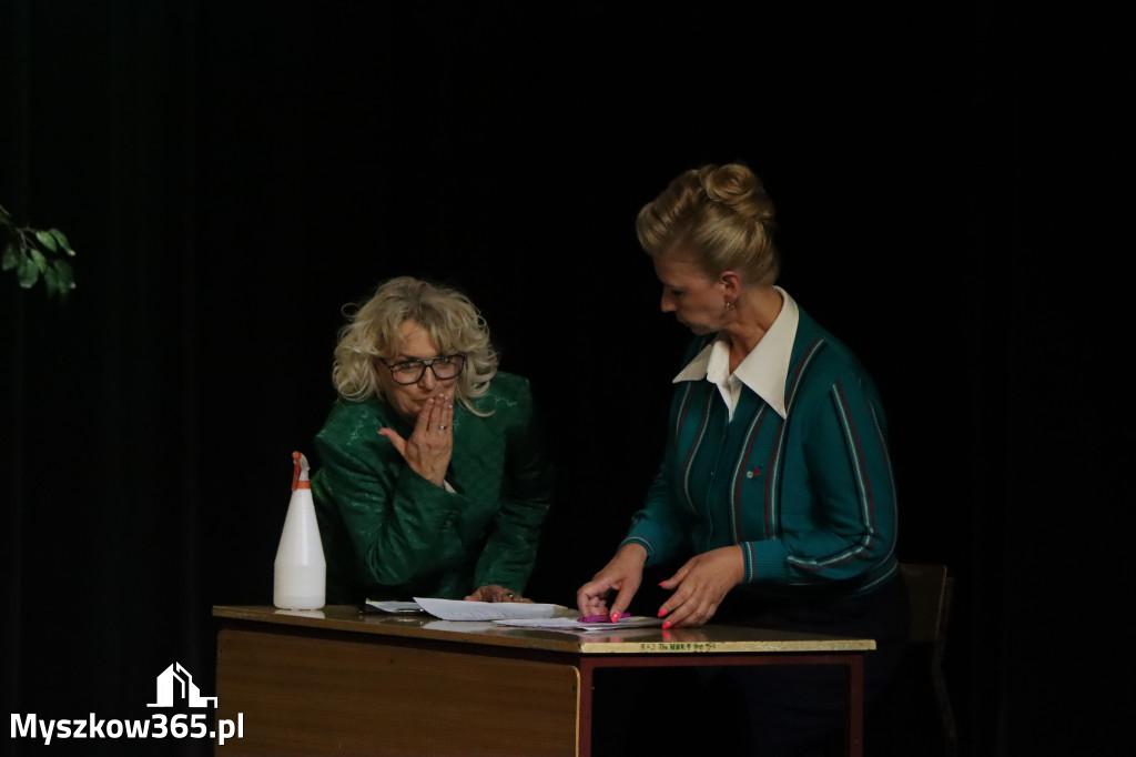 Fotorelacja I: Premiera charytatywnego przedstawienia „Proszę zachować powagę” w Myszkowie