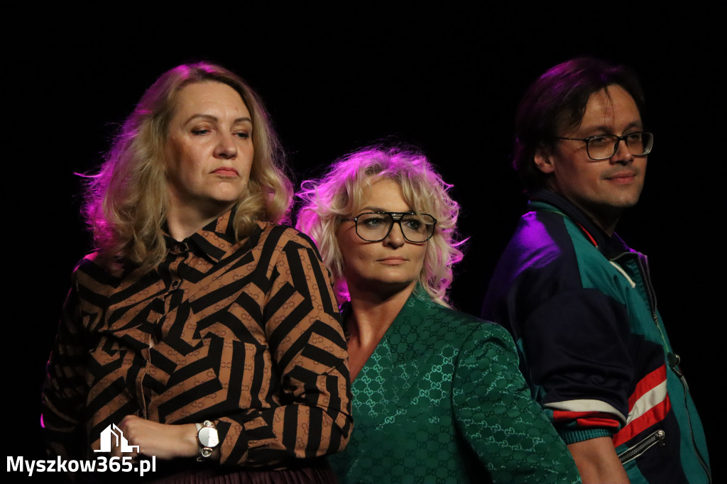 Fotorelacja I: Premiera charytatywnego przedstawienia „Proszę zachować powagę” w Myszkowie