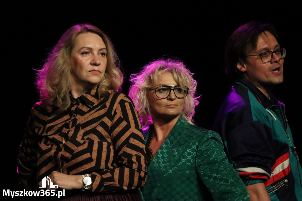 Fotorelacja I: Premiera charytatywnego przedstawienia „Proszę zachować powagę” w Myszkowie