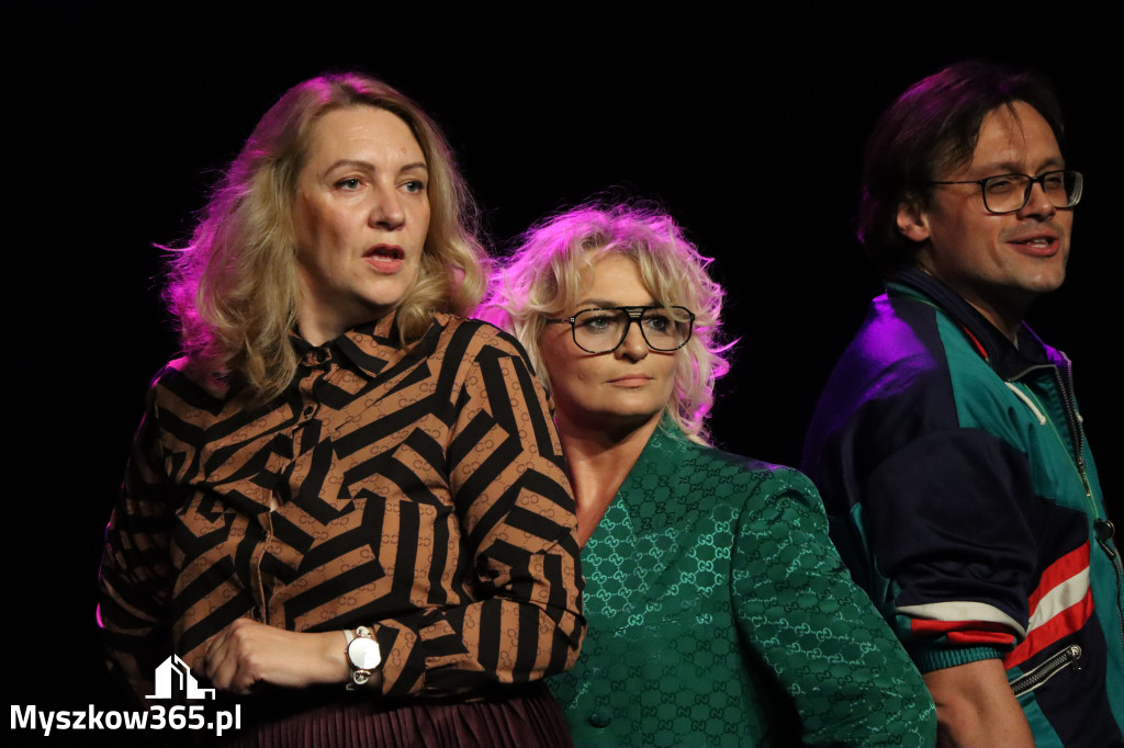 Fotorelacja I: Premiera charytatywnego przedstawienia „Proszę zachować powagę” w Myszkowie